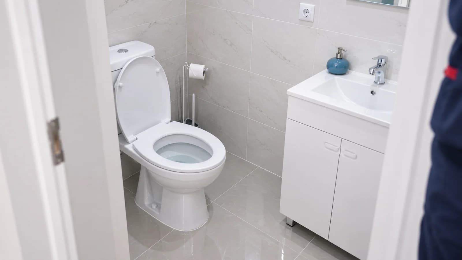 Проверка свободного слива унитаза после прочистки